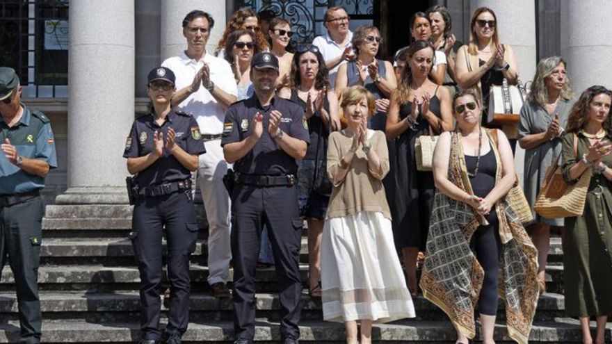 Minuto de silencio por mujeres asesinadas  | FDV