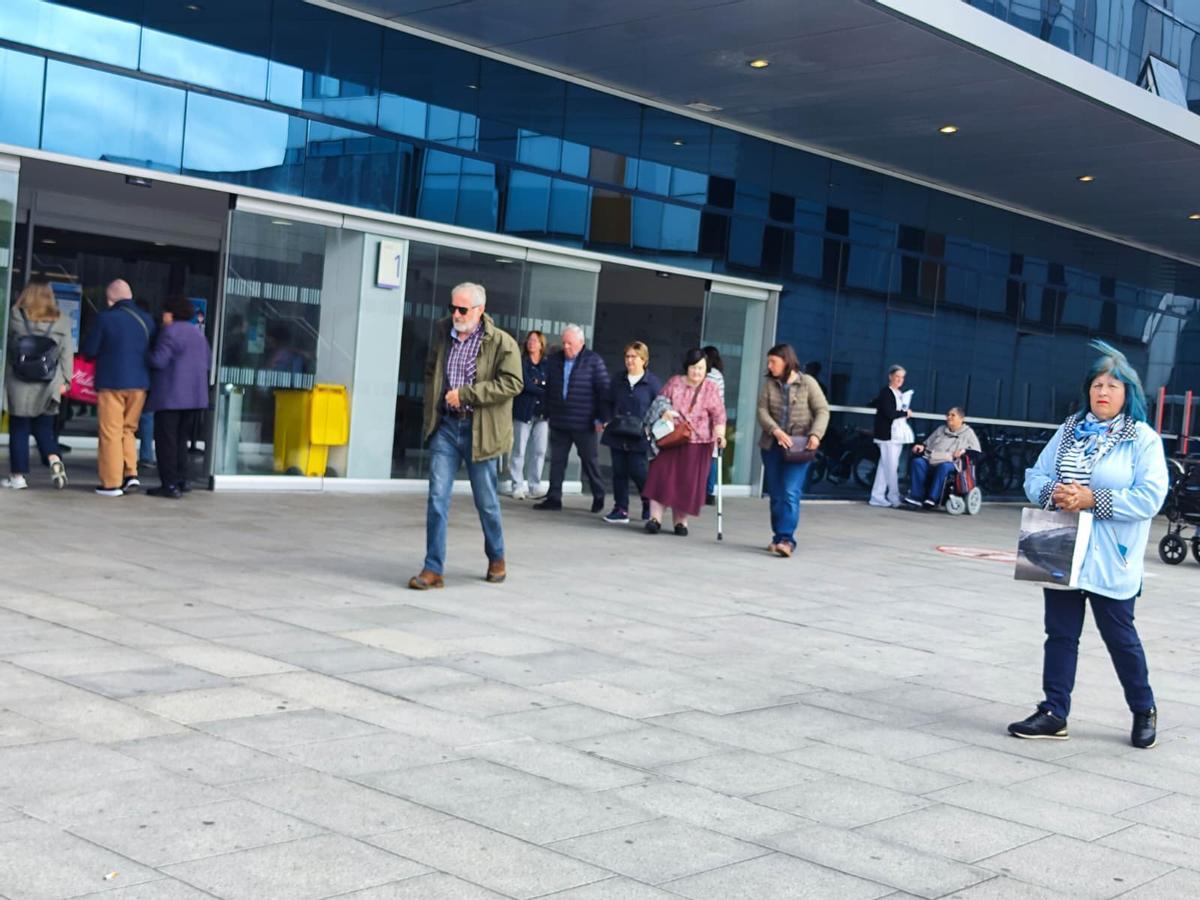 Pacientes a las puertas del área de consultas del HUCA.