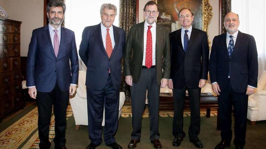 Mariano Rajoy (c), ayer, acompañado por Jesús Posada (2i), García-Escudero (2d), Pérez de los Cobos (d) y Carlos Lesmes (i), durante la tradicional comida de Navidad que se celebra en el Congreso de los Diputados, en Madrid.