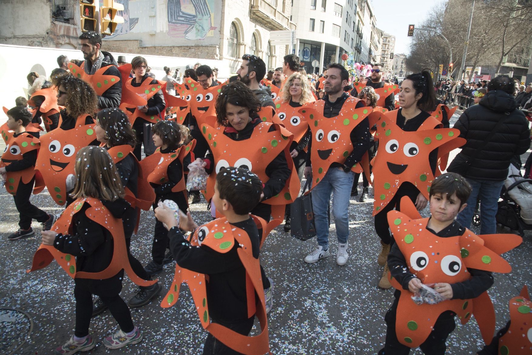 El Carnaval de Manresa recupera la seva màxima esplendor amb una marea d’infants