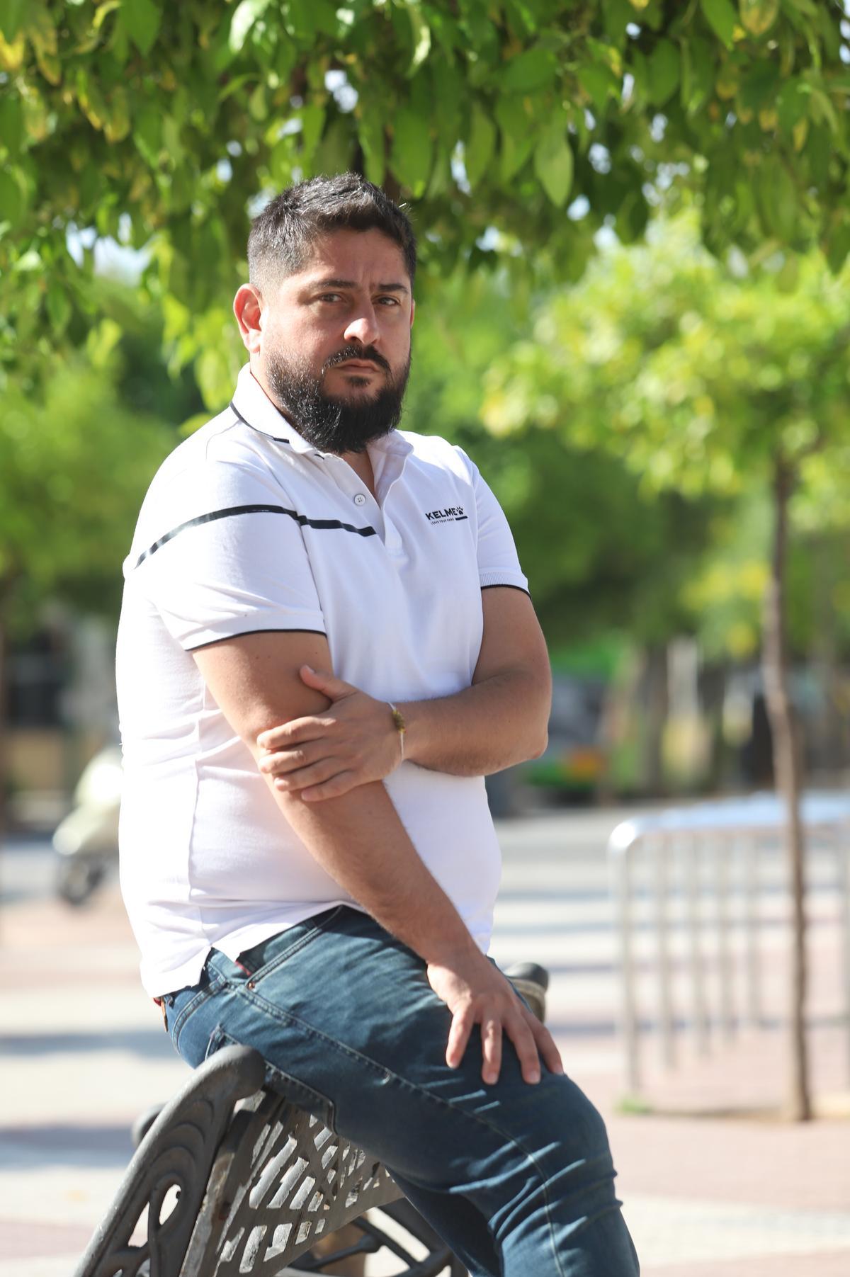 Josan González, entrenador del Córdoba Futsal Patrimonio de la Humanidad, en la plaza de Cañero.