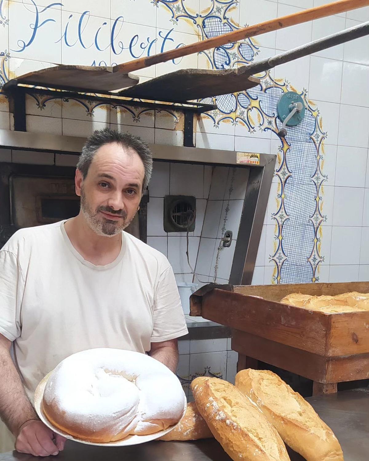 Emilio muestra una gran ensaimada recién elaborada en el horno de Millares.