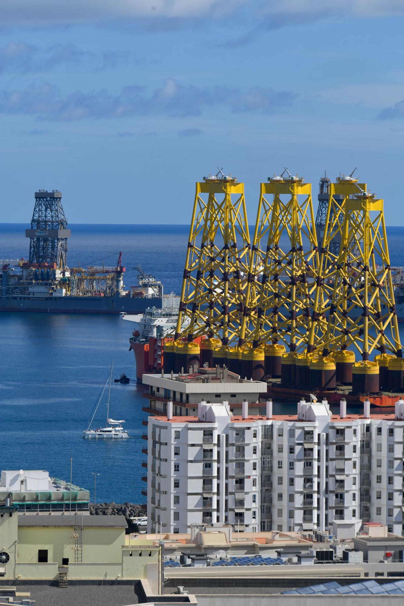 El buque Fan Zhou 10 recala en el Puerto de Las Palmas con estructuras para aerogeneradores