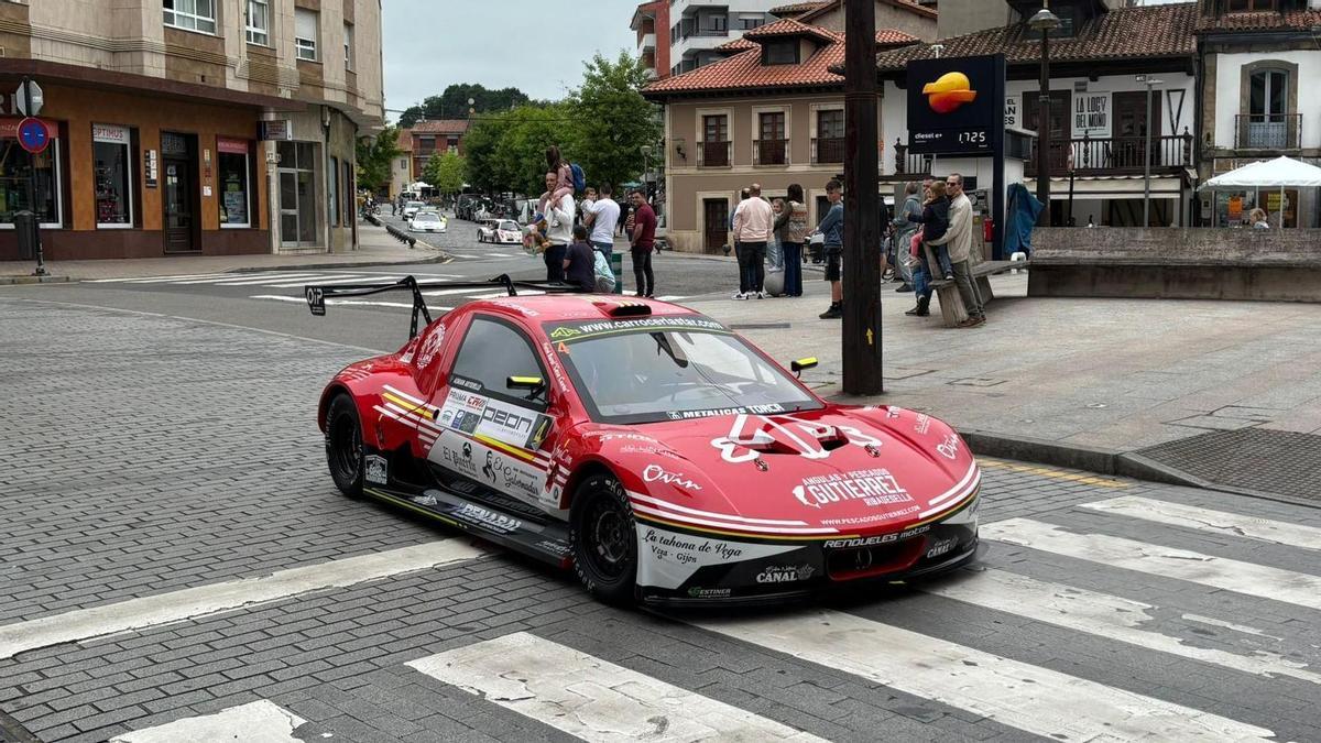 VÍDEO: Los coches participantes de la Subida a Muncó causan expectación por las calles de Pola de Siero