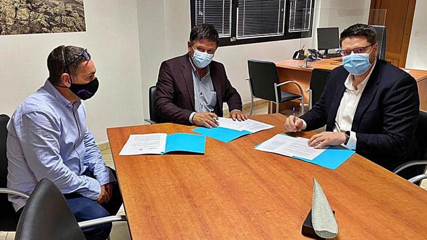 Imagen de la firma del convenio entre el Ayuntamiento de Pájara y Mercadona.