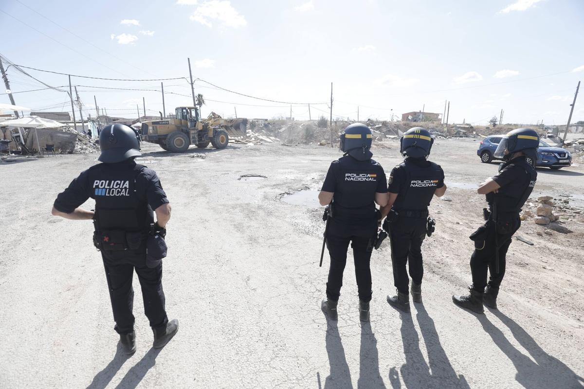 Operación policial en Son Banya contra el tráfico de drogas y la construcción ilegal de casetas