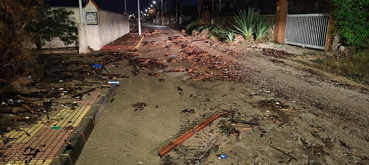 Cullera refuerza de nuevo sus defensas costeras tras más de 24 horas de fuerte temporal marítimo