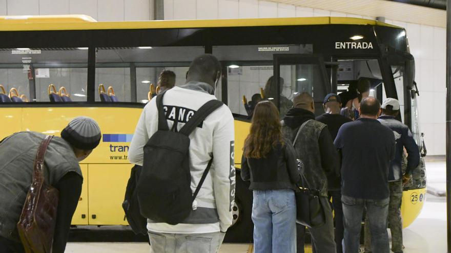 Pasajeros subiendo al bus en la estaciÃ³n intermodal de Palma