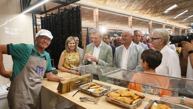 El presidente de la Xunta, Alfonso Rueda, probó algunos de los manjares del mercado.