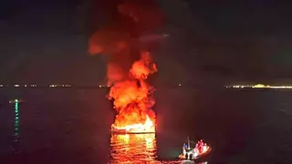 El incendio de una embarcación en pleno mar en Roses obliga a los ocupantes a saltar al agua