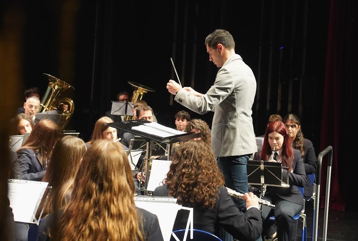 Algarra dirigint la banda de la UAM Sant Francesc de Borja.