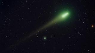 El cometa verde se acerca hoy a la Tierra y puede observase con prismáticos