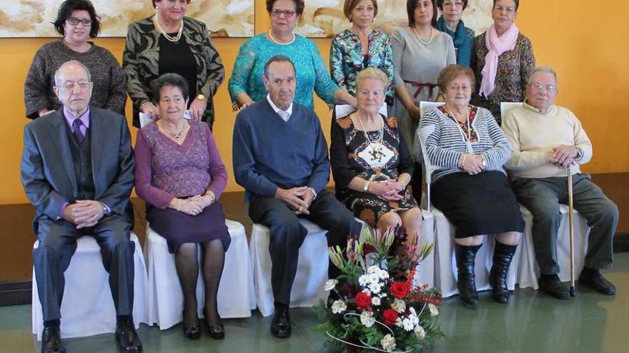 Los homenajeados, sentados, posan con los organizadores del acto.