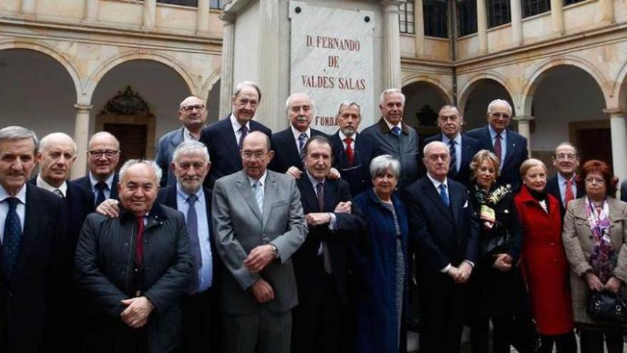 Por la izquierda, en la primera fila, José Luis Bilbao, Benjamín Vázquez, Javier Cabo, José González, Manuel Sampedro, Benjamín Valledor, José Carlos Botas, María Jesús Alonso, Antonio Segura, Concepción Zaldívar, Charo Polvorinos, María Nieves Díaz. En la fila de atrás, comenzando por la derecha, Fernando Adaro, Paulino Azúa, Jesús Iglesias, José Ramón Fernández, Juan Jesús de Tena, Ángel Fernández Olmo, José María Aguirre, Pepe Alemany y Rafael Junquera.