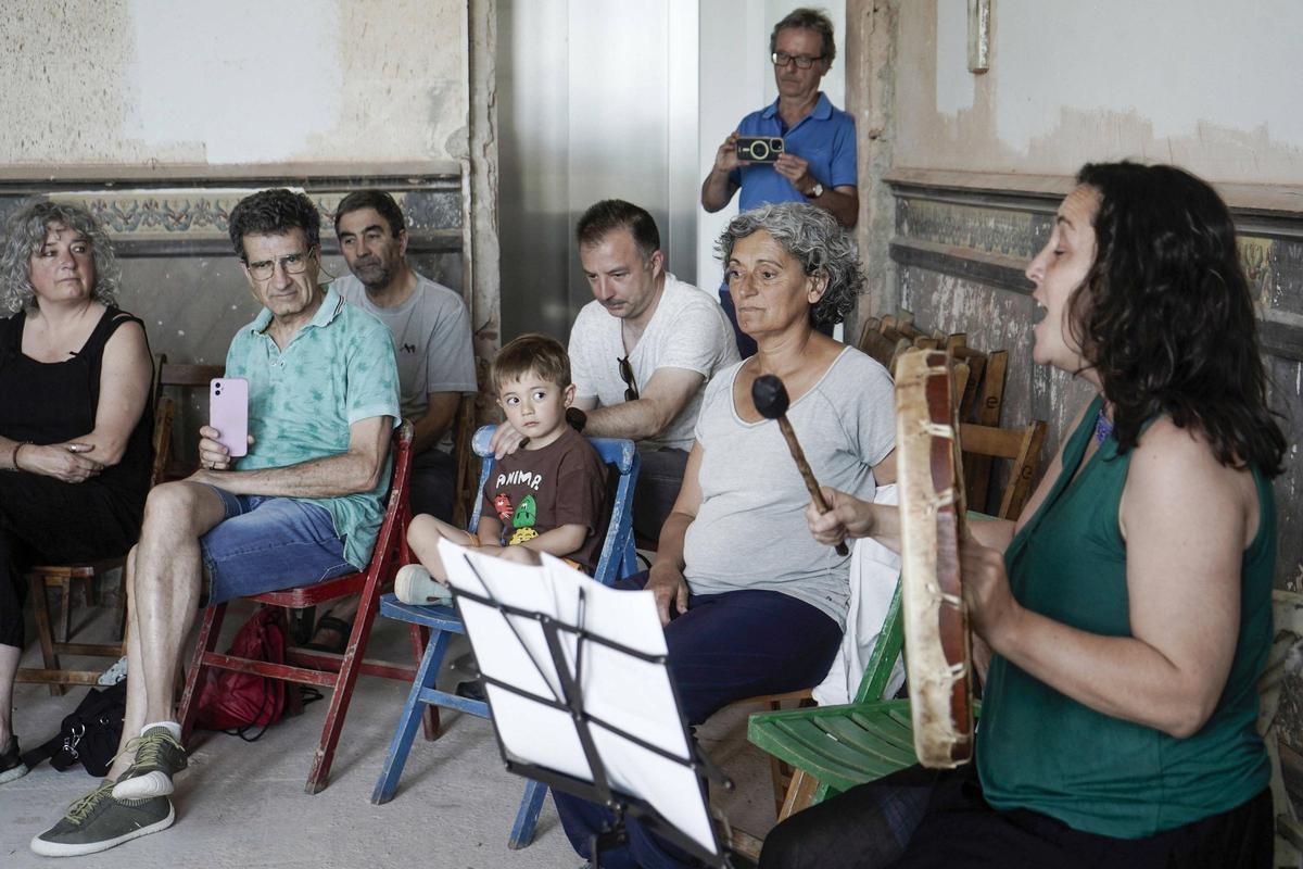 Meandre porta poesia, música, dibuix i vitralls en una jornada d'activitats a la Torre Lluvià de Manresa