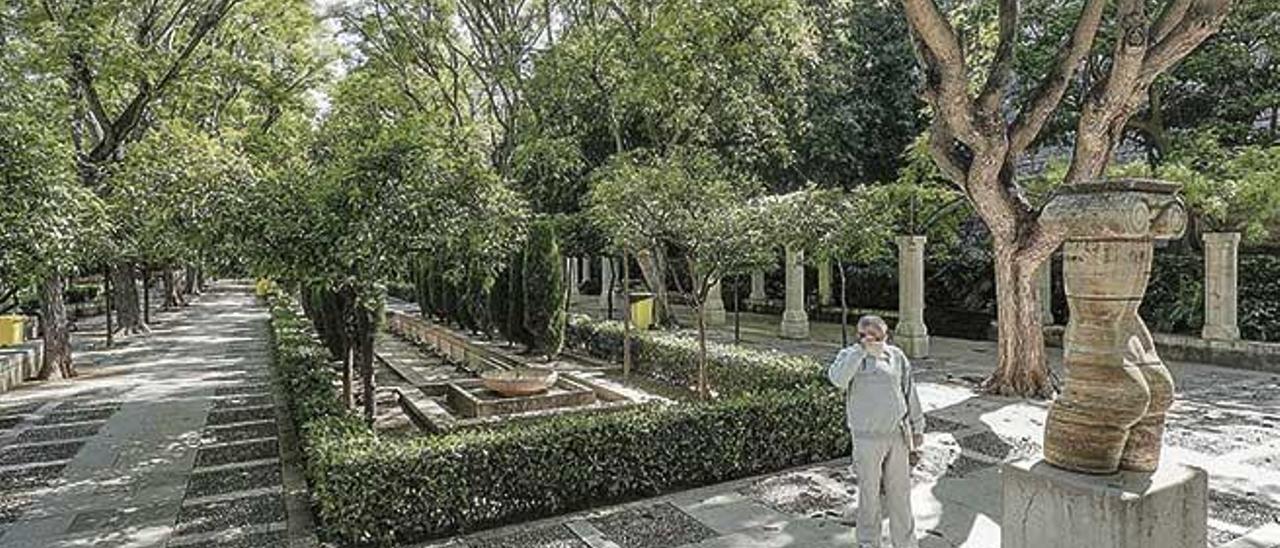 Un hombre contempla la escultura &#039;Jònica&#039;, una de las instaladas en s&#039;Hort del Rei.