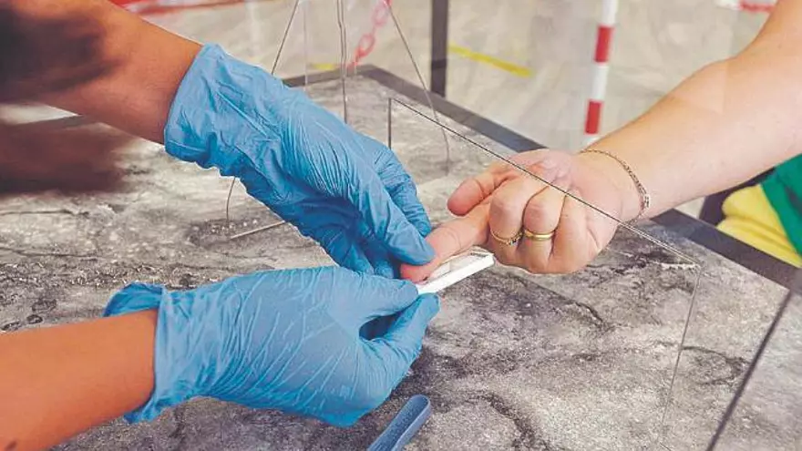 Canarias reduce en más de un centenar los casos activos al registrar 245 altas más