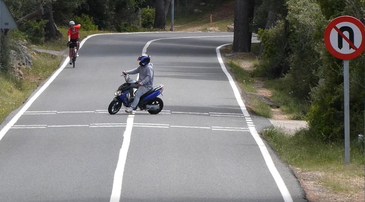 Un motorista hace un cambio de sentido prohibido en la MA-10.