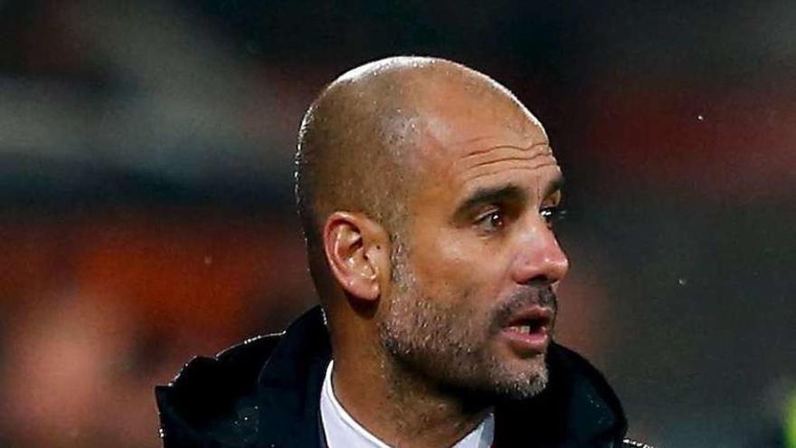 Guardiola en el encuentro de ayer contra el Augsburgo. // Reuters