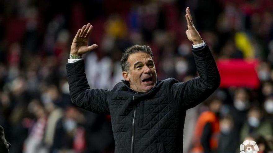 Luis García celebra la victoria al final del partido.