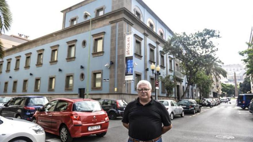 El director de la Escuela de Arquitectura de la ULPGC, Enrique Solana, explicando  las características de los edificios en la calle Alfonso XIII. | josé carlos guerra