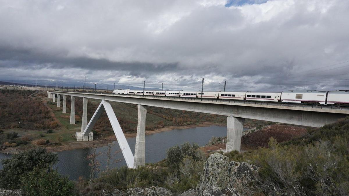 Pruebas en uno de los viaductos de la línea de AVE entre Galicia y Madrid