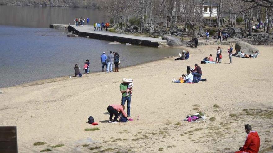 Decenas de turistas visitan una de las playas del Lago de Sanabria.