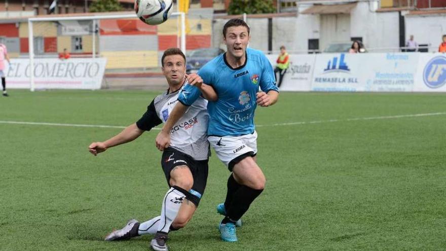 Iván Fernández pugna por el balón con el lateral del Boiro Marcos.