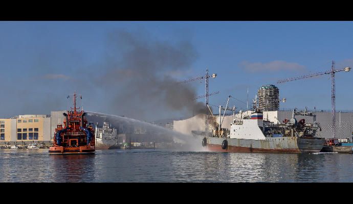 Los bomberos sofocan el incendio del ''Fin Whale''.