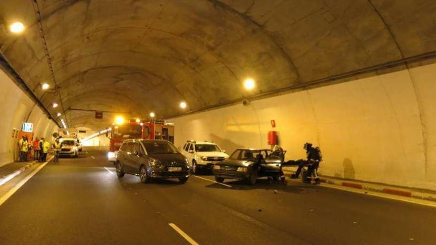 Desarrollo del simulacro de un vehículo incendiado en el interior del túnel de Padornelo.