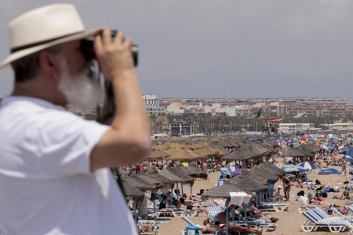 Imagen de la playa de la Malvarrosa (Valencia) en julio, con gran presencia de turistas.