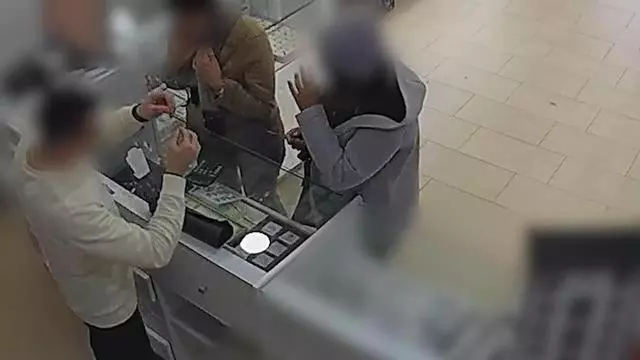 Golpe poliocial: así robaban dos ladronas de una banda italiana joyas de las mantas de exposición de las joyerías.mp4