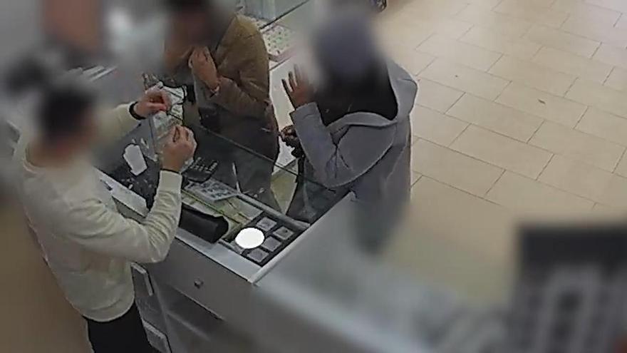 Golpe poliocial: así robaban dos ladronas de una banda italiana joyas de las mantas de exposición de las joyerías.mp4
