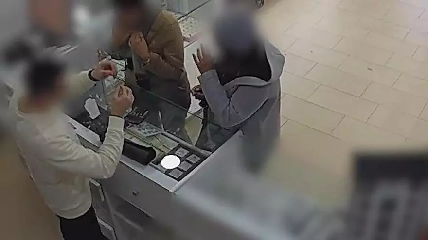 Golpe poliocial: así robaban dos ladronas de una banda italiana joyas de las mantas de exposición de las joyerías.mp4