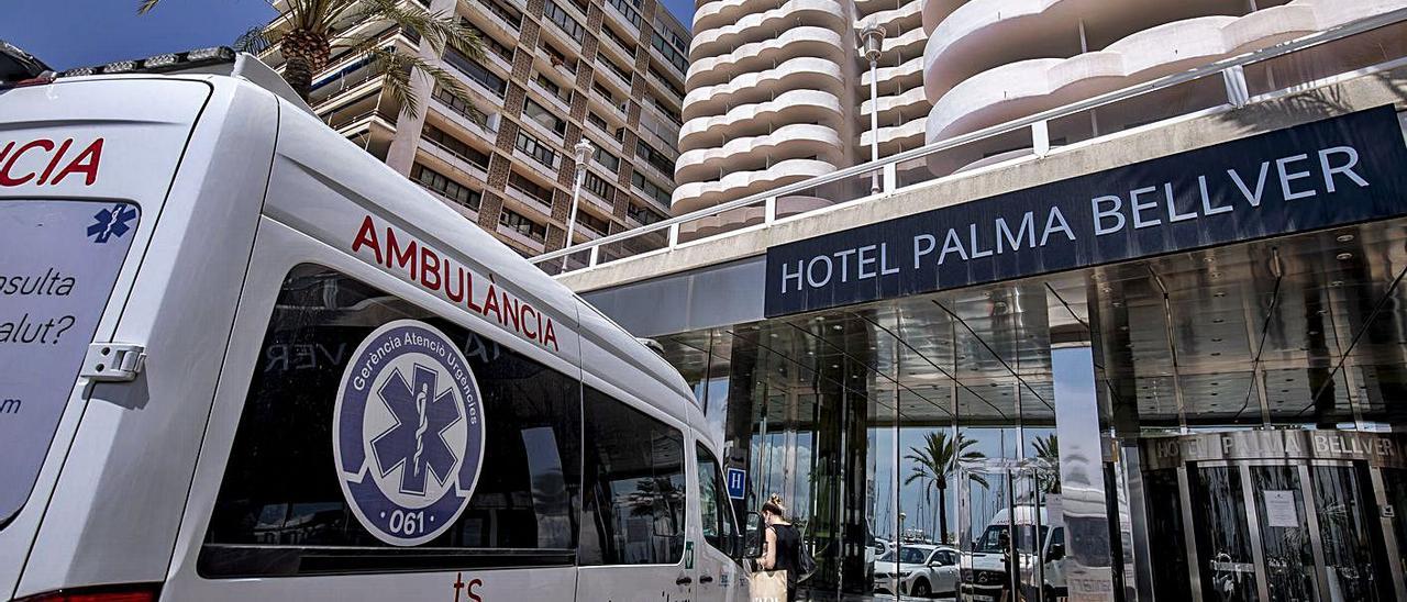 Una ambulancia, ayer, a las puertas del Hotel Palma Bellver.