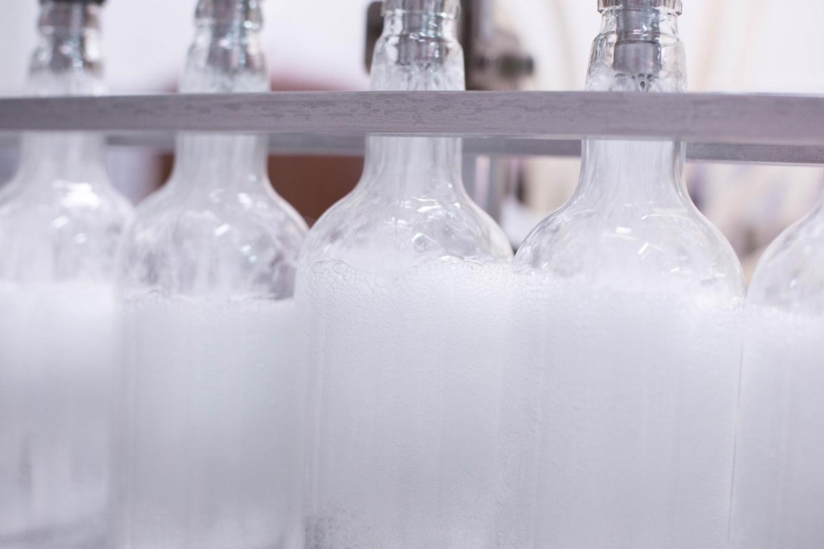 Proceso de llenado de las botellas.