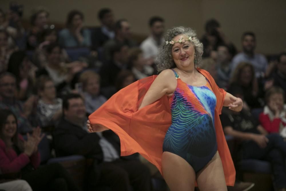 Desfile en el Auditorio de mujeres afectadas por cáncer de mama