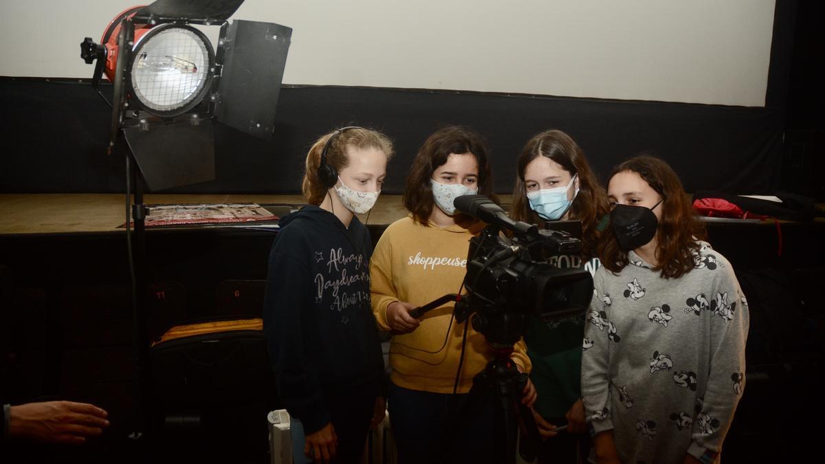 Las participantes en el taller son Aroa Taeger, Emma Reguera, Mariña Torres y Uxía Torres.