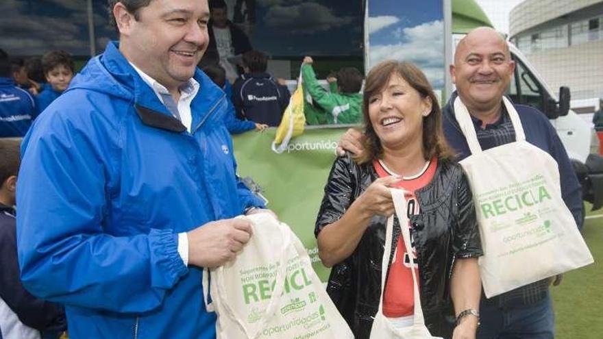 Tino Fernández y Bea Mato, con el Día Internacional del Reciclaje