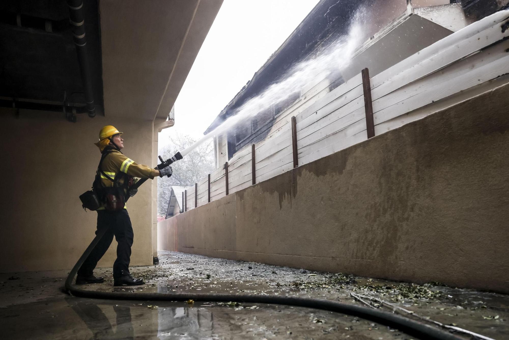 Residentes ignoran órdenes de evacuación en Los Ángeles para tratar de salvar sus casas