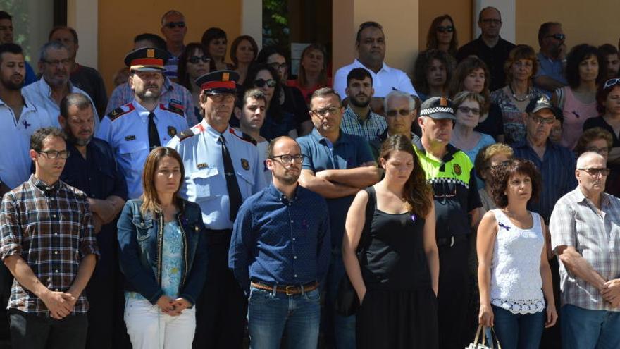 L&#039;endemà del crim es va fer una concentració de rebuig davant de l&#039;ajuntament de Gironella