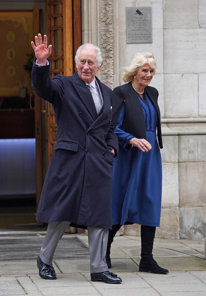 El rey Carlos III a su salida del hospital, acompañado por Camilla