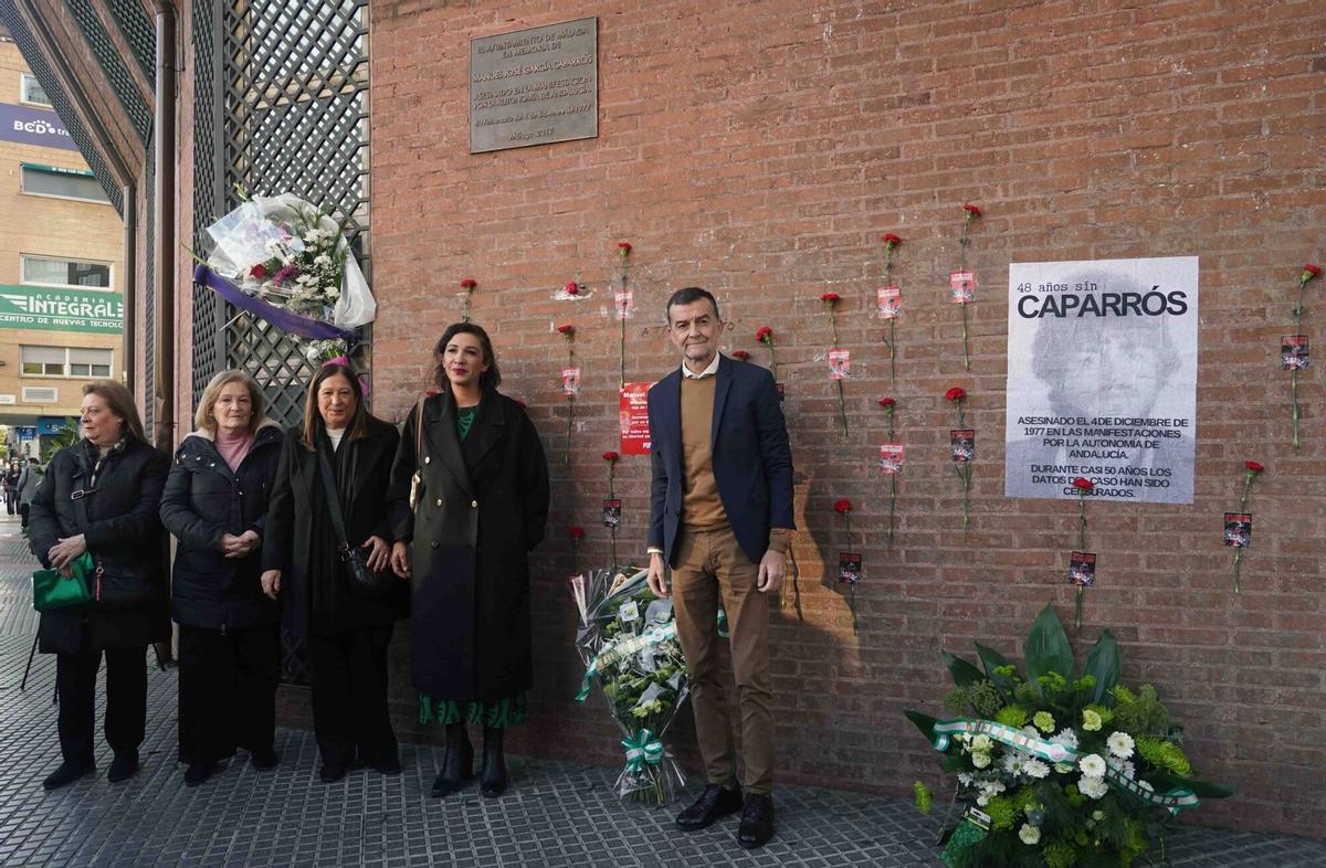 Homenaje a Manuel José García Caparrós en el aniversario de su muerte, el 4 de diciembre de 1977, a cargo de sus hermanas