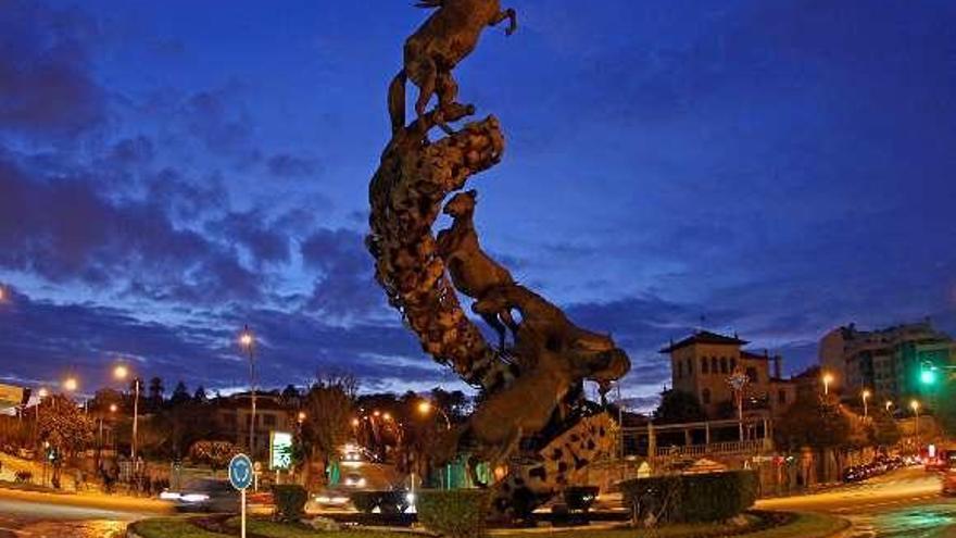 La estatua de Plaza España, con las luces apagadas. // M. G. Brea