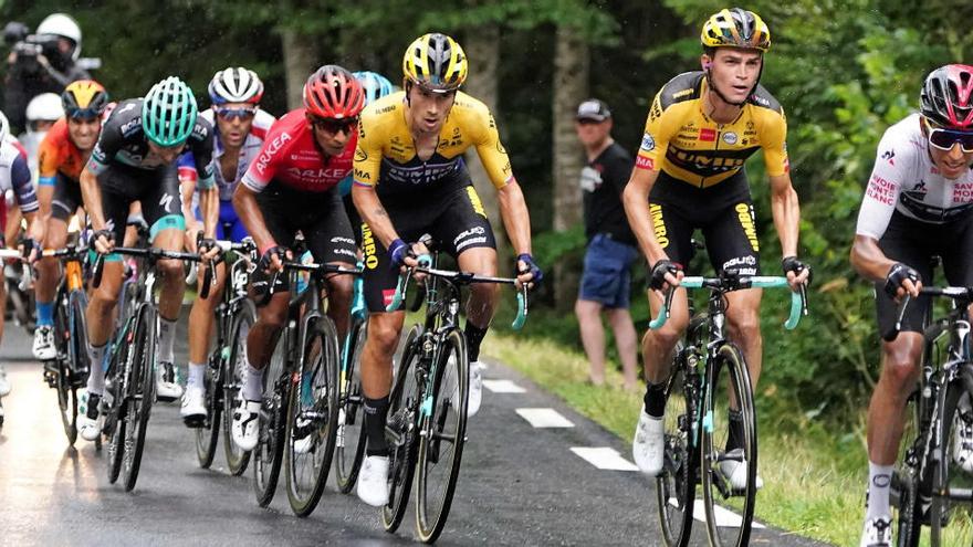 Egan Bernal, último ganador del Tour, lidera el pelotón.