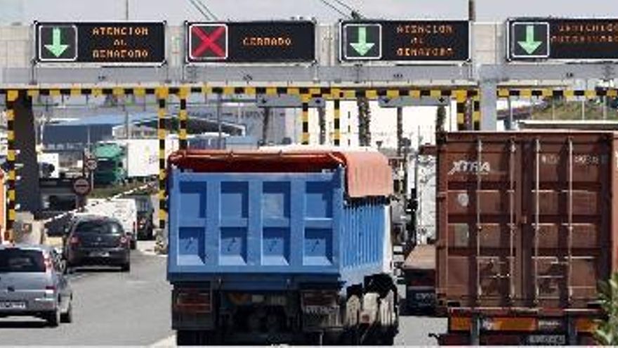 Camiones en el acceso de entrada al puerto de Valencia.