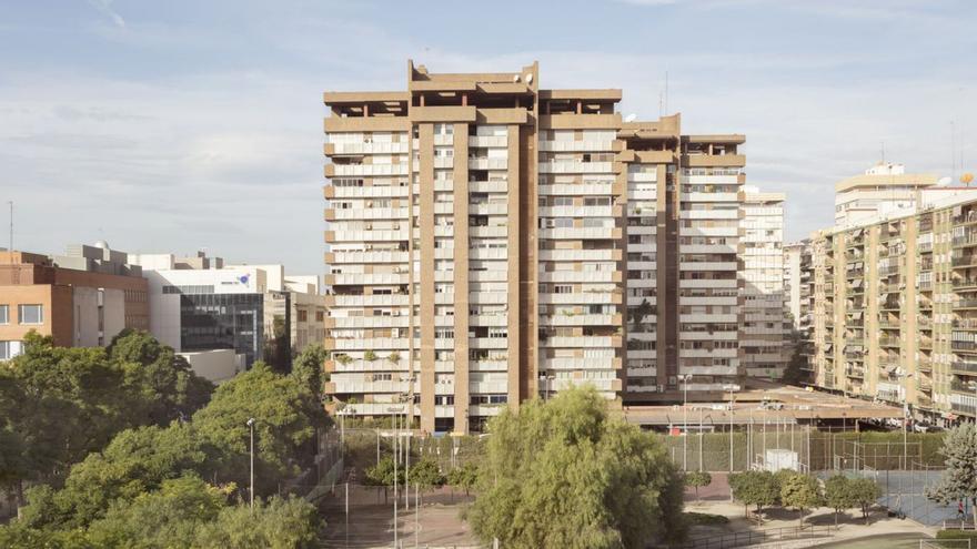 Torres de la Universidad, a espaldas del hospital Clínico, edificio obra de Escario de 1976.  milena villabba