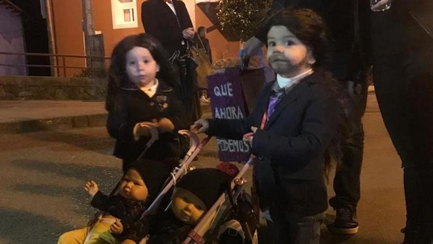 Vuelven al carnaval de Llanes los niños disfrazados de Pablo Iglesias e Irene Montero