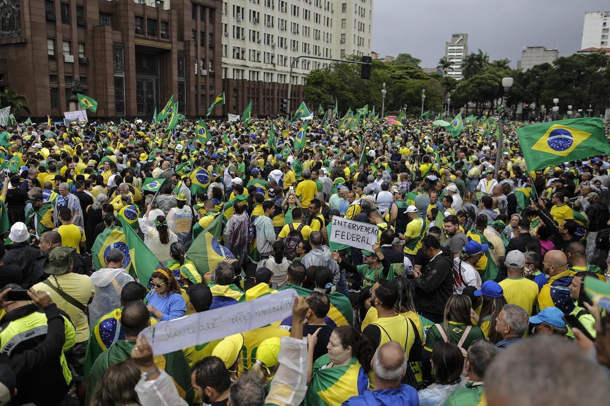 Seguidores de Jair Bolsonaro acudieron el pasado 2 de noviembre a las puertas de los cuarteles de Brasil a pedir un golpe de Estado tras la derrota electoral de su líder. Un gran campaña de desinformación los había aleccionado contra el proceso electoral.