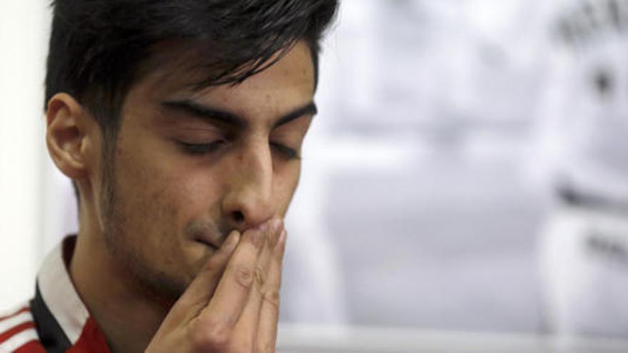 Mohamed Laachraoui, emocionado durante su rueda de prensa.